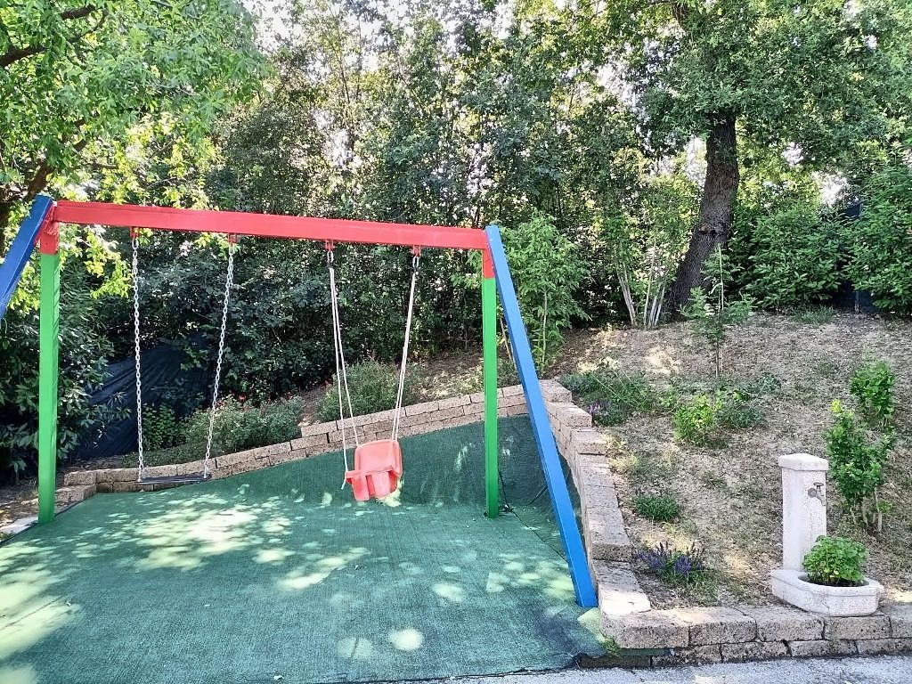 Area giochi con altalene nel parco