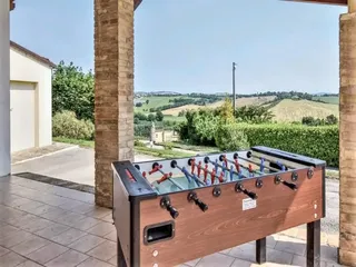 Calcio balilla con vista sulle colline