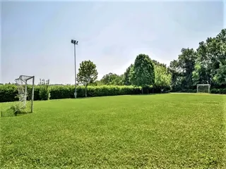 Il campo da calcio nel parco