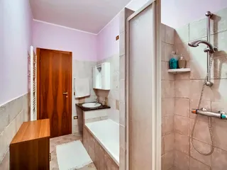 Bagno con doccia e vasca