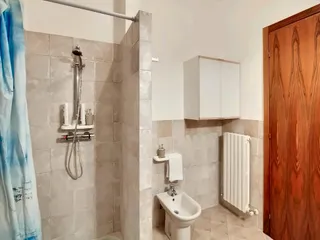 Bagno con doccia a filo pavimento