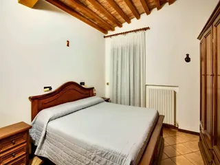 Camera con testata in legno