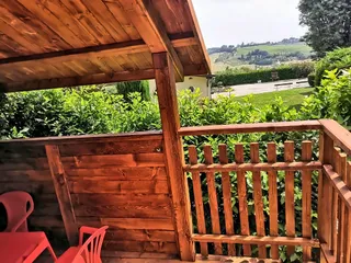 La terrazza in legno sulle colline