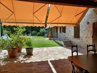 Il portico attrezzato con il tavolo grande