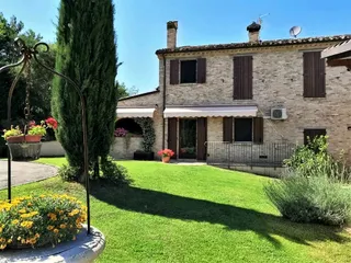 La facciata principale sul prato