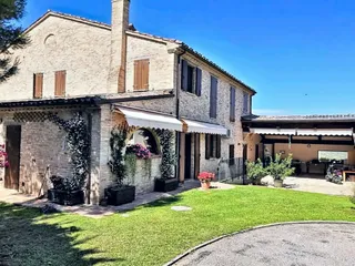 La villa vista dal giardino
