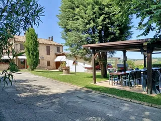 La villa e il pergolato per i pasti all’aperto
