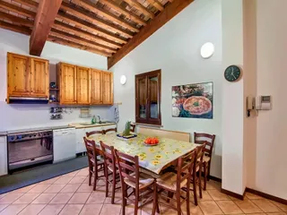La cucina sotto le travi
