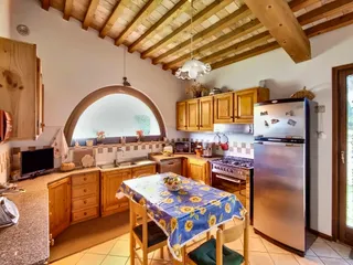 La cucina con la finestra ad arco