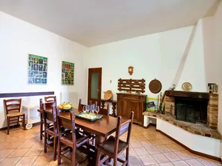 La sala da pranzo con il camino