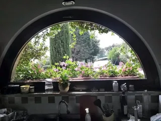 La vista sul parco dal lavello della cucina