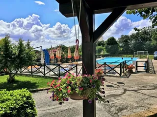 La piscina vista dal pergolato