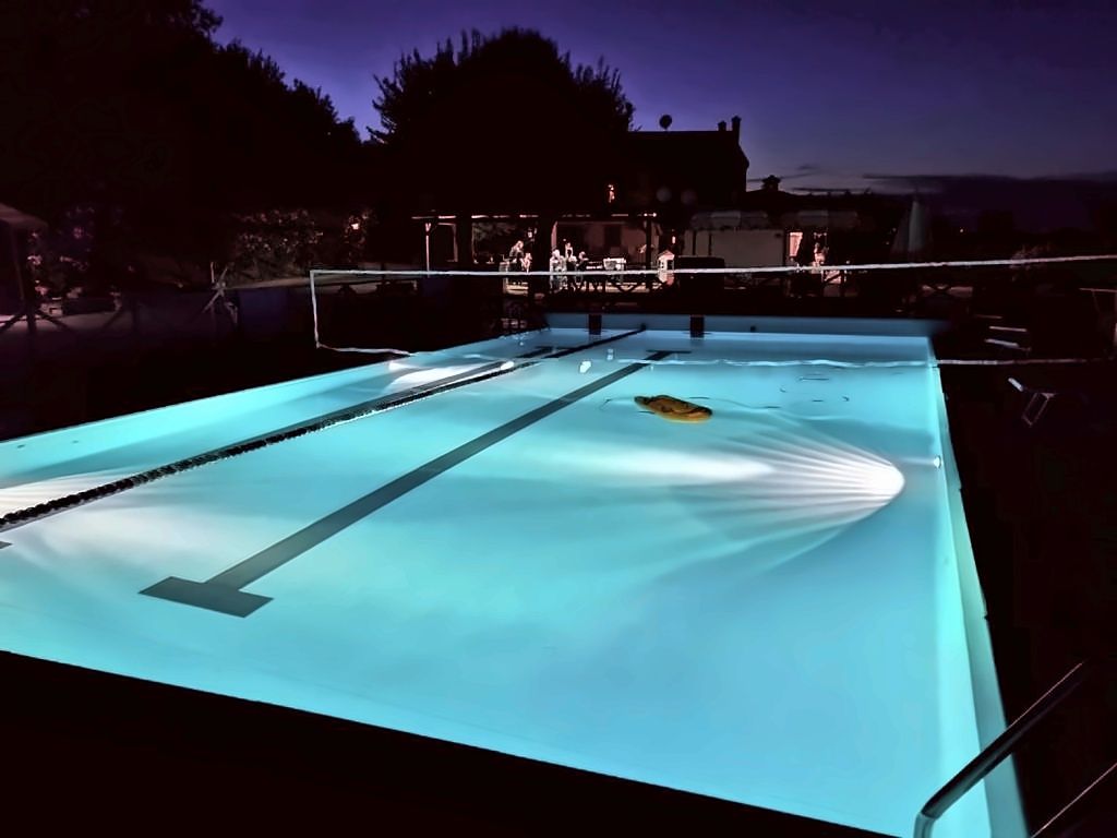 La piscina privata illuminata di sera