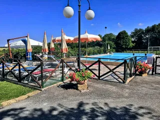 Il solarium a bordo piscina