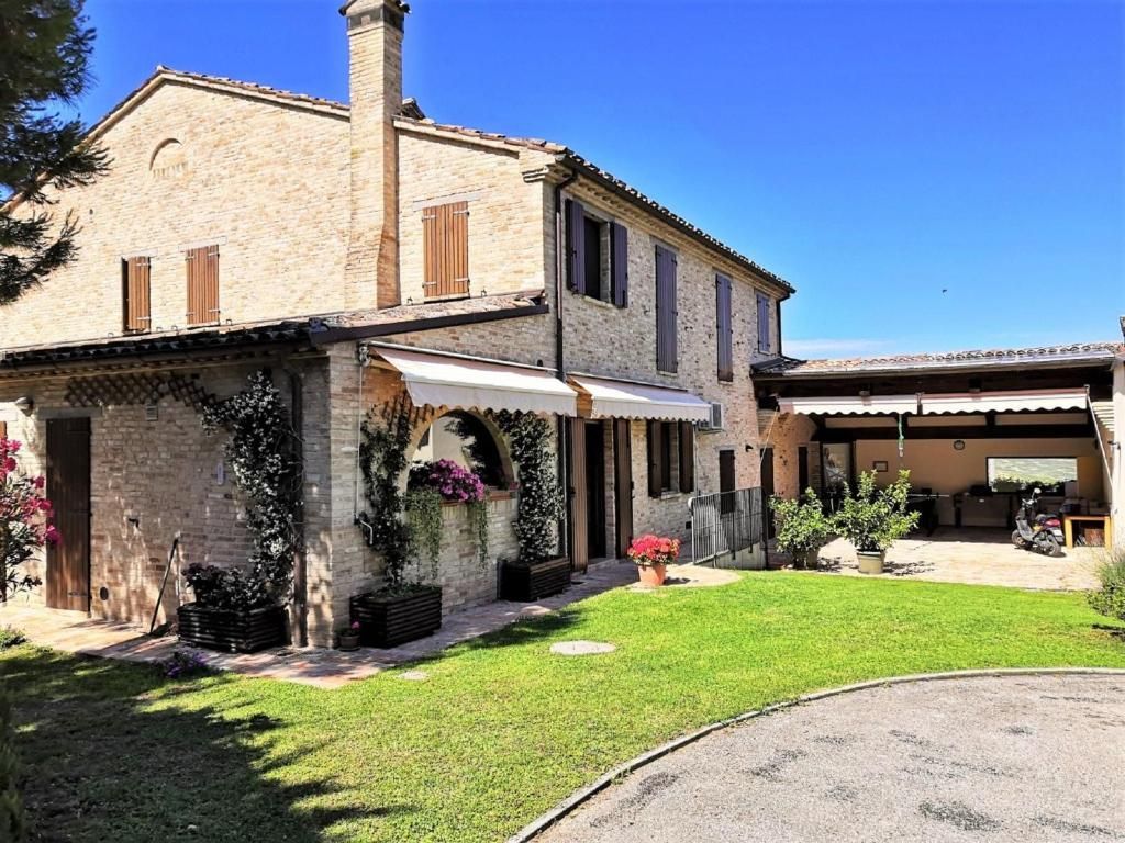 Villa i Girasoli vista dal prato del giardino